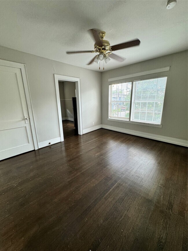 Building Photo - 903 Oakhurst St