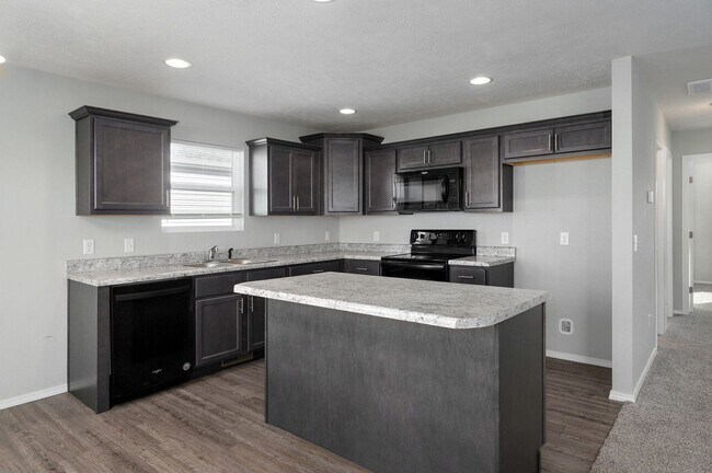 Building Photo - Modern 3 Bed / 2 Bath Home