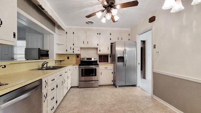 Building Photo - STUNNING 3 bedroom home with a BEAUTIFUL g...