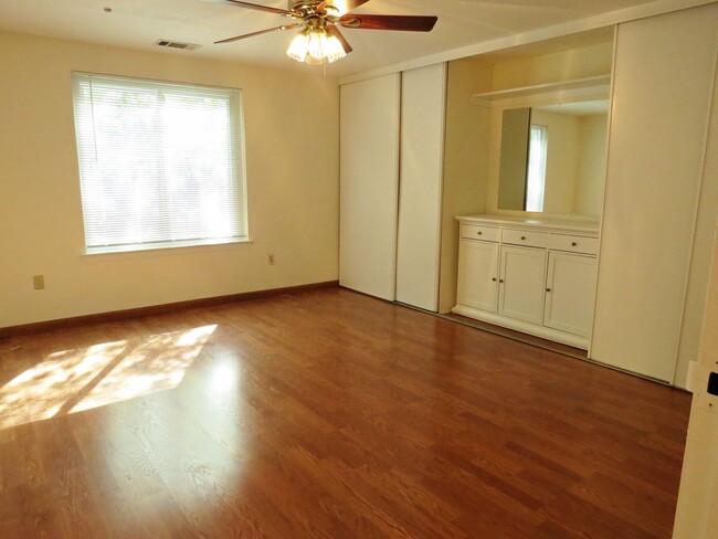 Building Photo - Bright and Spacious 1 Bedroom on 2nd floor