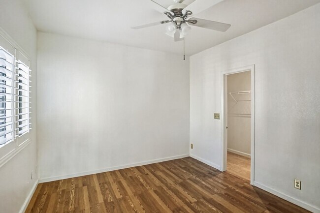 Building Photo - Great 1st Floor 2 Bed Condo