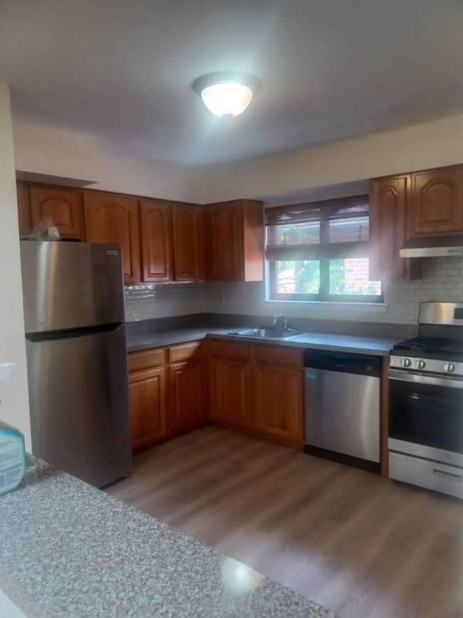 Primary Photo - 156-10-156-77 77th St