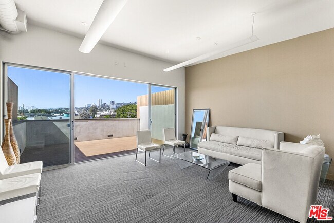 Building Photo - 855 Croft Ave