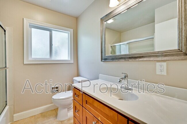 Building Photo - 4545 Moorpark Ave