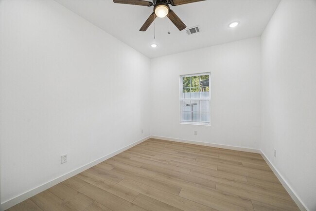 Building Photo - 711 E 32nd St