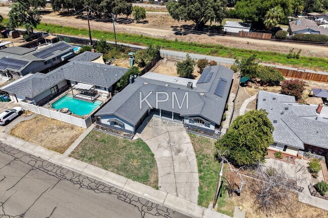 Building Photo - 2155 Portola Ave