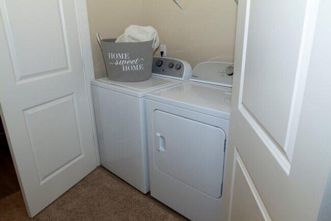 Building Photo - 2 Bedroom 2.5 Bath Townhome with attached ...