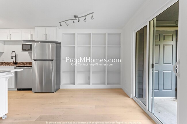 Building Photo - Beautifully Updated Condo in Multnomah Vil...