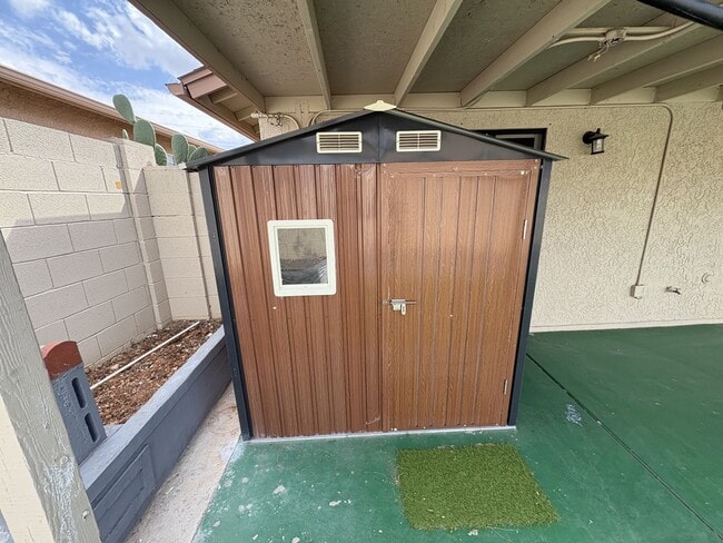 Building Photo - Great eastside location four bedrooms