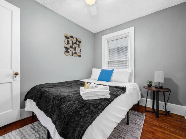 Building Photo - 363 E Gates St