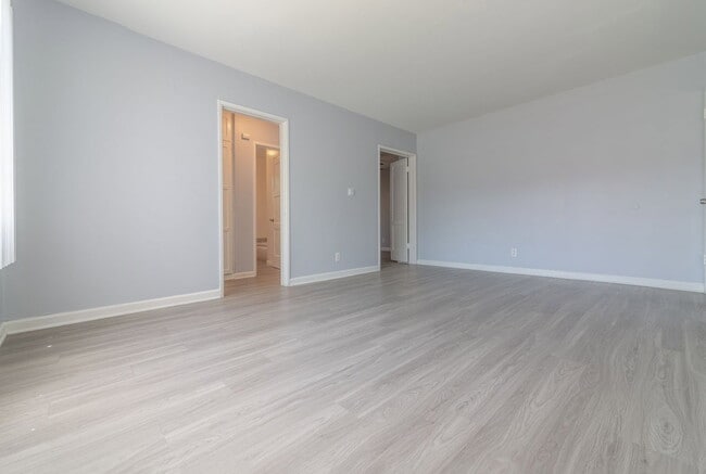 Building Photo - 4044 West Blvd