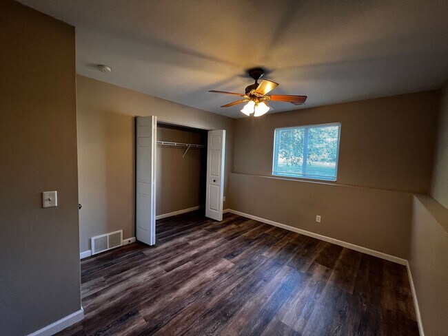 Building Photo - Bright & Beautiful 3-Bedroom Spacious, Mov...