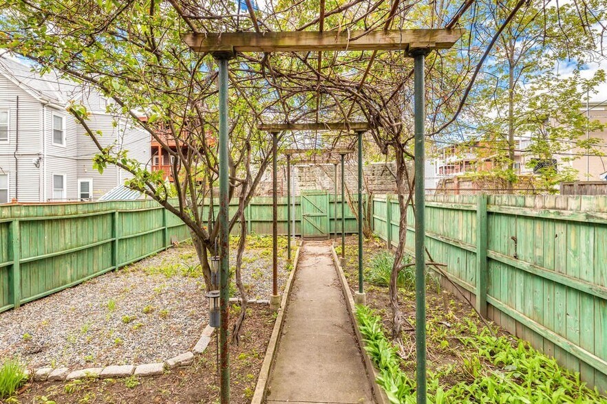 Building Photo - 325 K St
