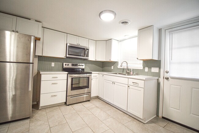 Building Photo - Cypress Street Duplex