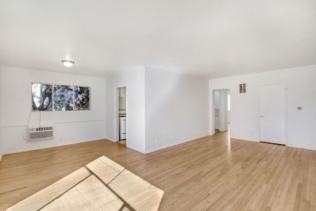 Building Photo - 907 S Holt Ave