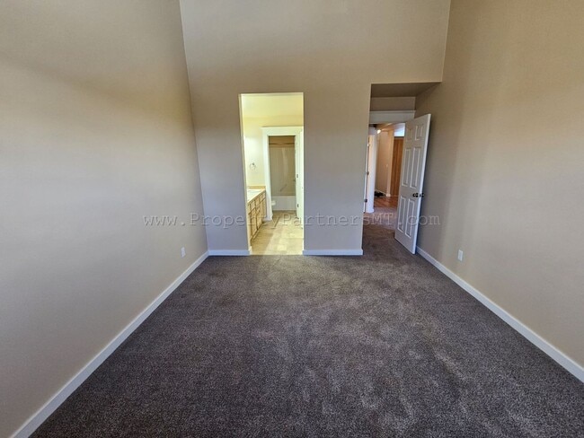 Building Photo - Very Nice - 3 Bed 2.5 Bath Townhouse