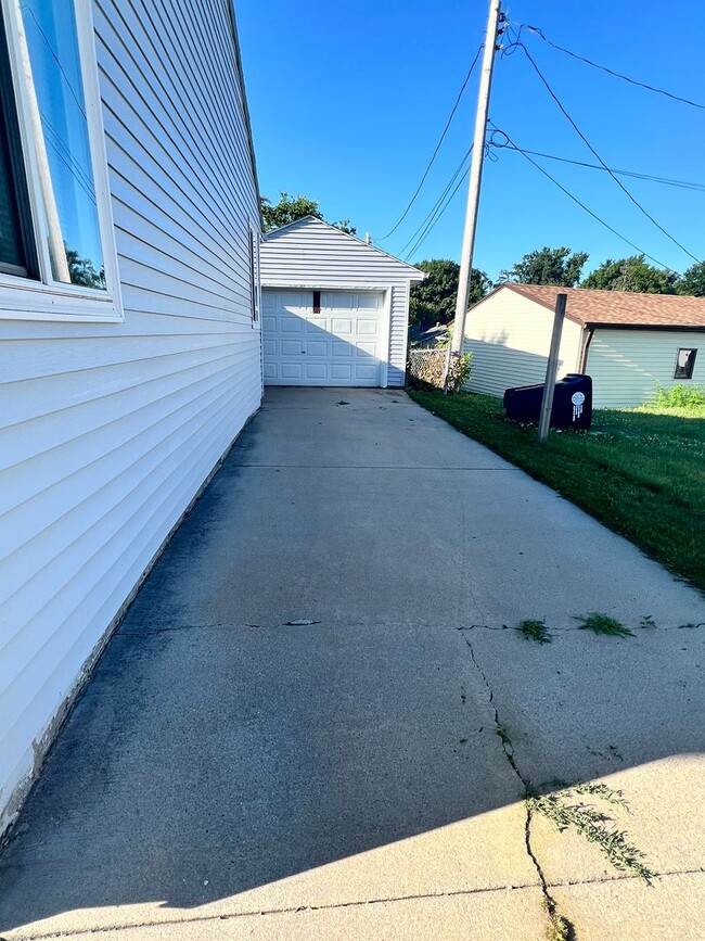 Building Photo - Nice S. Omaha House! 2 bed 1 bath, fully f...