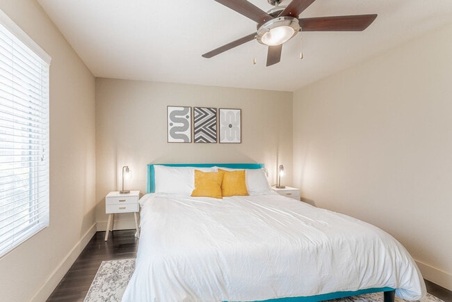 Building Photo - 2409 Town Lake Cir