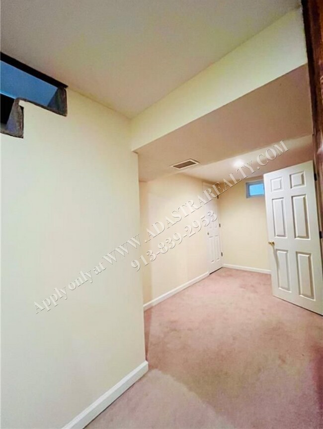 Building Photo - Charming 3 Bed 2 Bath Home-Coming SOON!