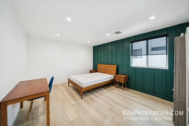 Building Photo - 837 N Harvard Blvd