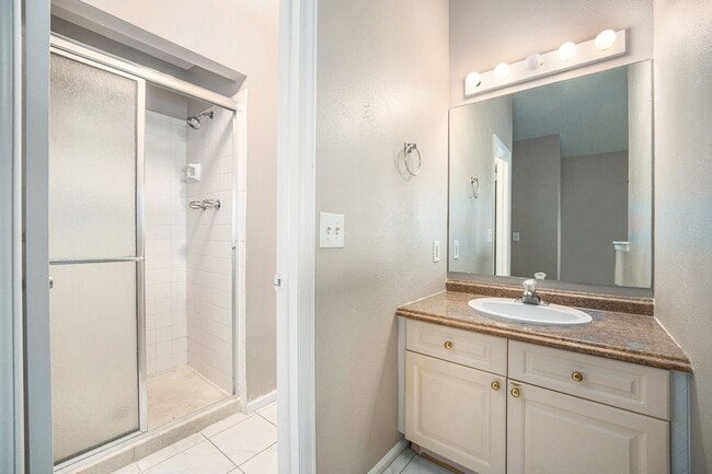 Building Photo - Newly Updates 4-Bedroom, 4-Bathroom Townhouse Available Immediately