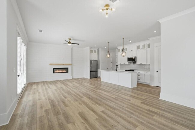 Building Photo - 39 Peony St