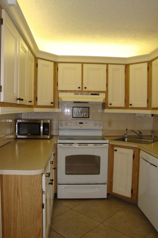 Building Photo - 723 Sunny Pine Way