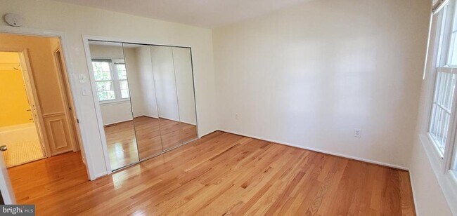 Building Photo - 972 Paulsboro Dr