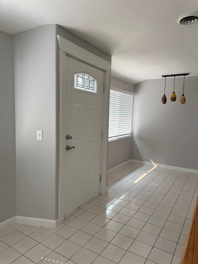Building Photo - 1690 Longview Way NW