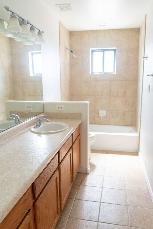 Building Photo - Tierra de Zia 3 bedroom, 2 bath Condo in newer section