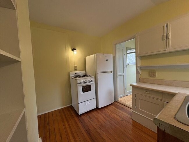 Building Photo - $850| 1 Bedroom, 1 Bathroom Front of Building Apartment | No Pets | Available for an Immediate Mo...