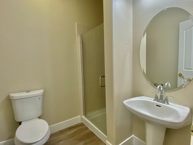 Building Photo - NEWLY RENOVATED, VERY CLEAN 5 BED, 3 BATH,...