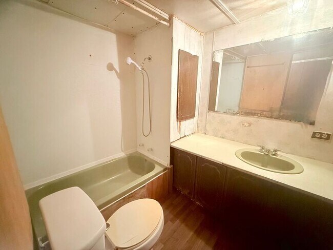 Building Photo - 531 Amber St