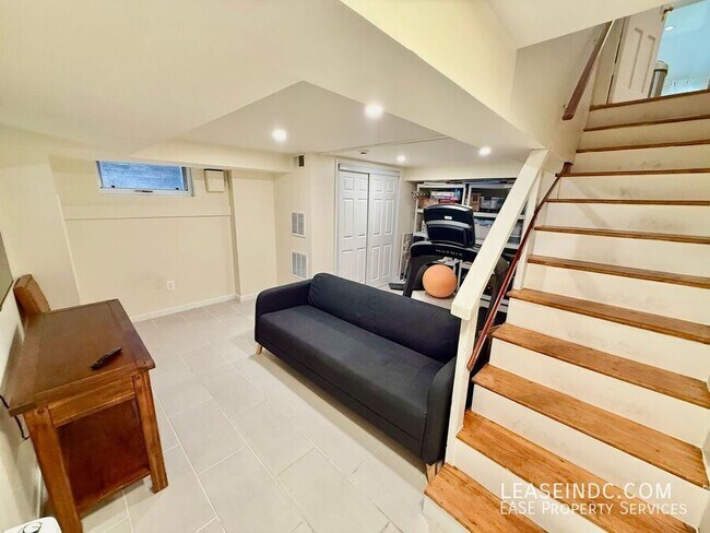 Building Photo - 4825 Butterworth Pl NW
