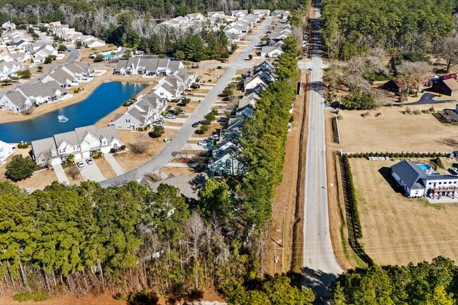 Building Photo - 571 Riverward Dr