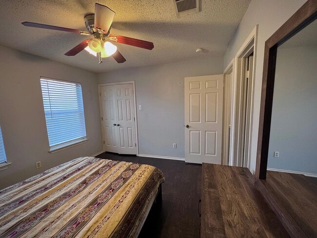 Building Photo - Updated condo at Cobblestone, closet to Campus!