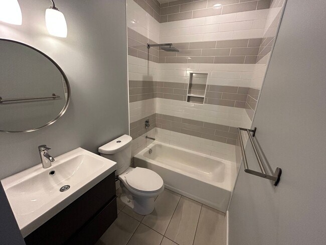 Building Photo - Modern 2 Bed, 2 Bath with Rooftop Patio!