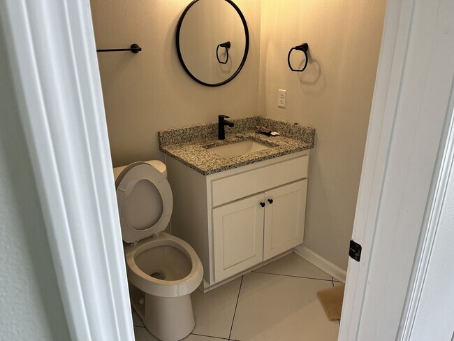 Building Photo - 606 E 23rd St