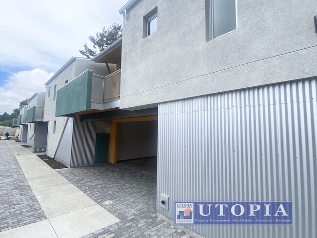 Building Photo - 3Bd/2Ba Townhouse Style Home with Office/Den and Garage- Centrally Located, Easy Commute