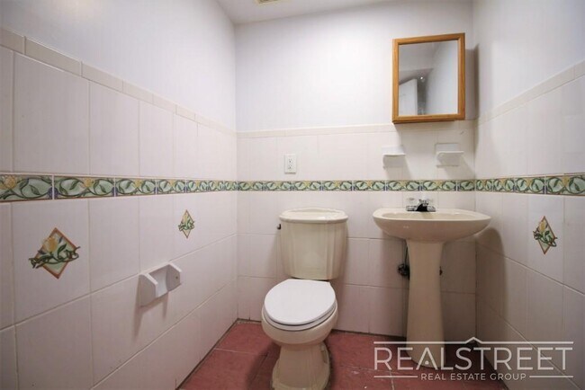 Building Photo - NO FEE! 3 BED 1.5 BATH DUPLEX in Stuyvesan...