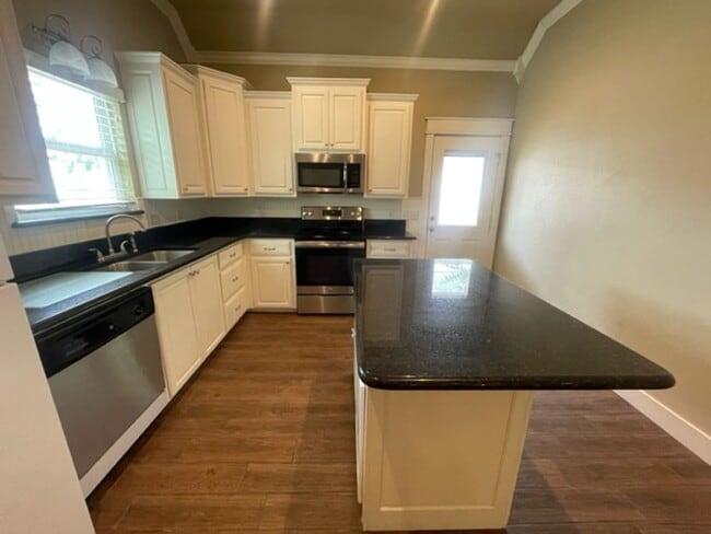 Building Photo - Charming 3-bedroom, 3-bathroom