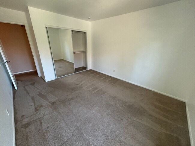 Building Photo - 615 Fredricks Ave