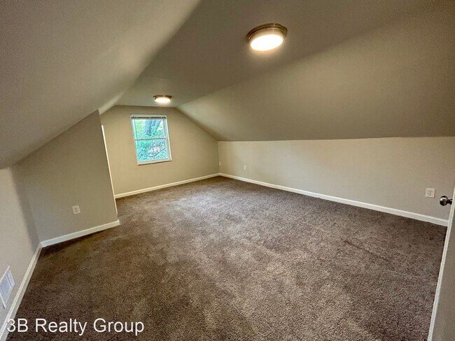 Building Photo - 3 br, 1.5 bath House - 8240 Royal Heights Dr.