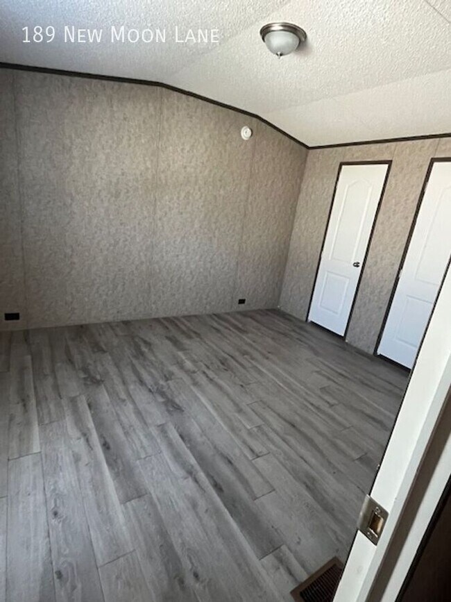 Building Photo - 189 New Moon Ln