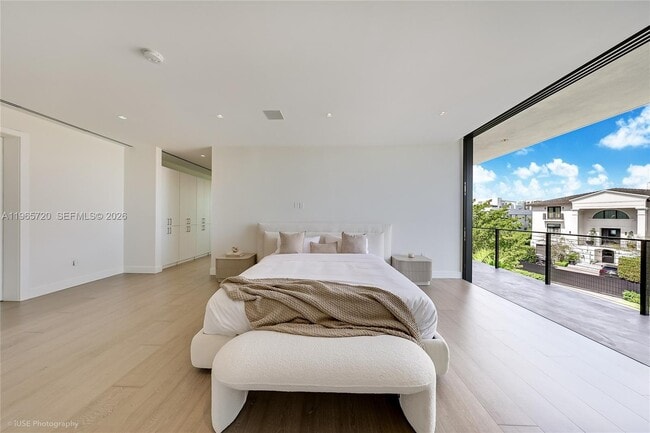 Building Photo - 420 N Hibiscus Dr