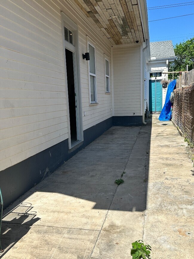 Building Photo - Chic 1BR with High Ceilings, In-Unit Laundry, and Courtyard—Near Mid-City Favorites