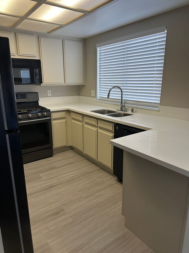 Building Photo - 126 Elegante Way