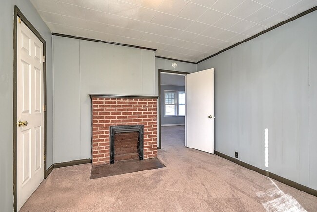 Building Photo - 1408 W College St