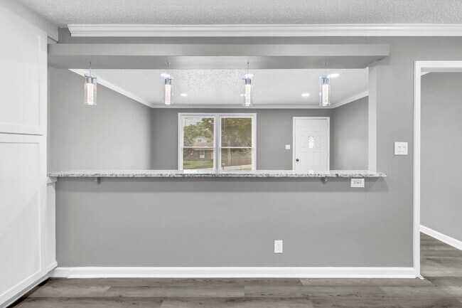 Building Photo - Wonderful 3 bed 2 bath with a modern interior