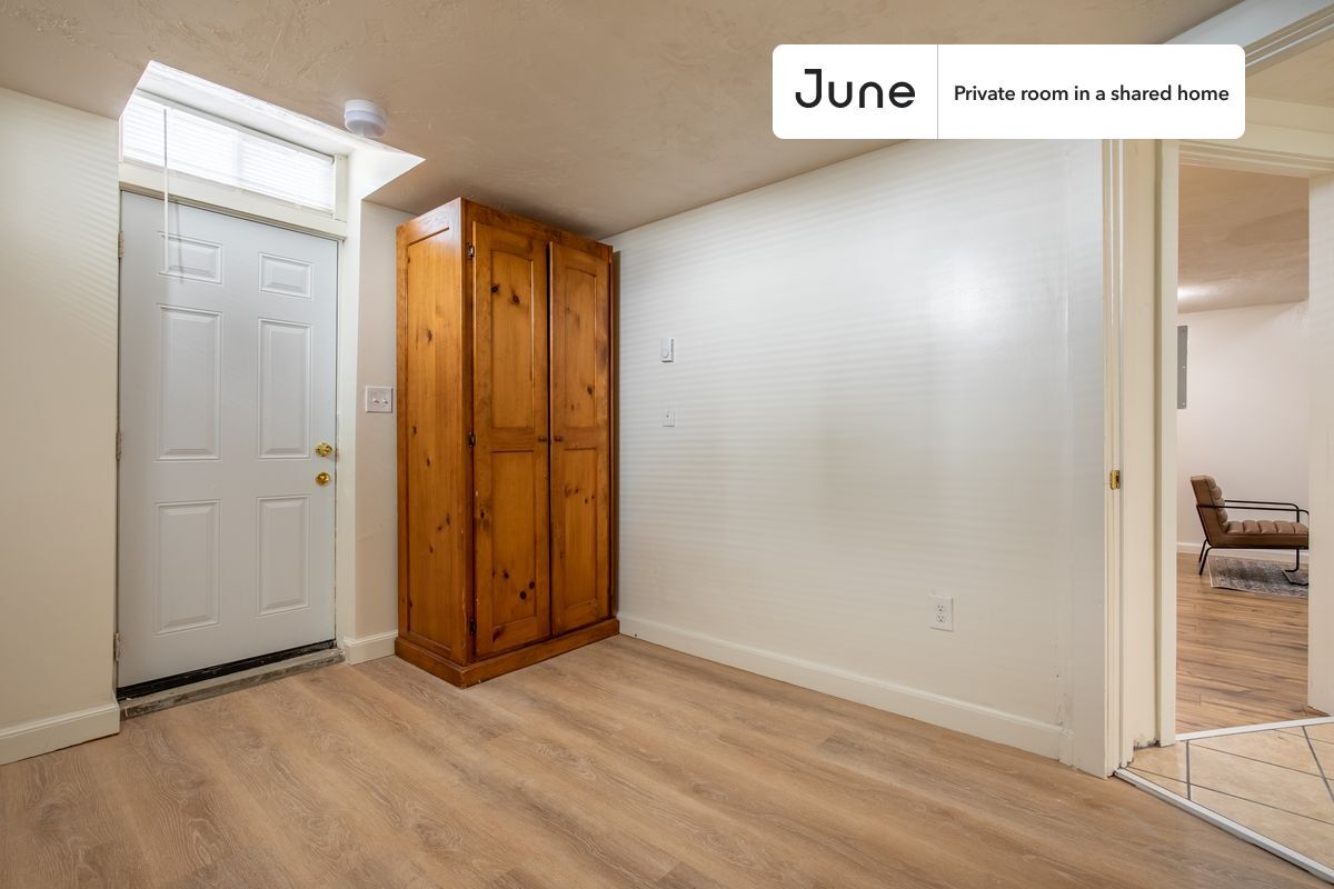 Building Photo - Private bedroom in 5 bed/2 bath Home